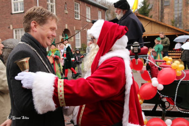 kerstman en burgemeester gemert