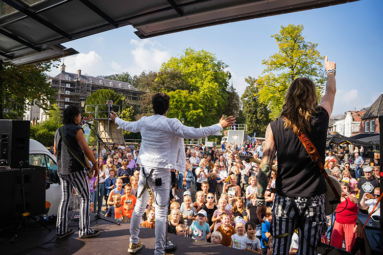 Hippe gasten tijdens gemert mert